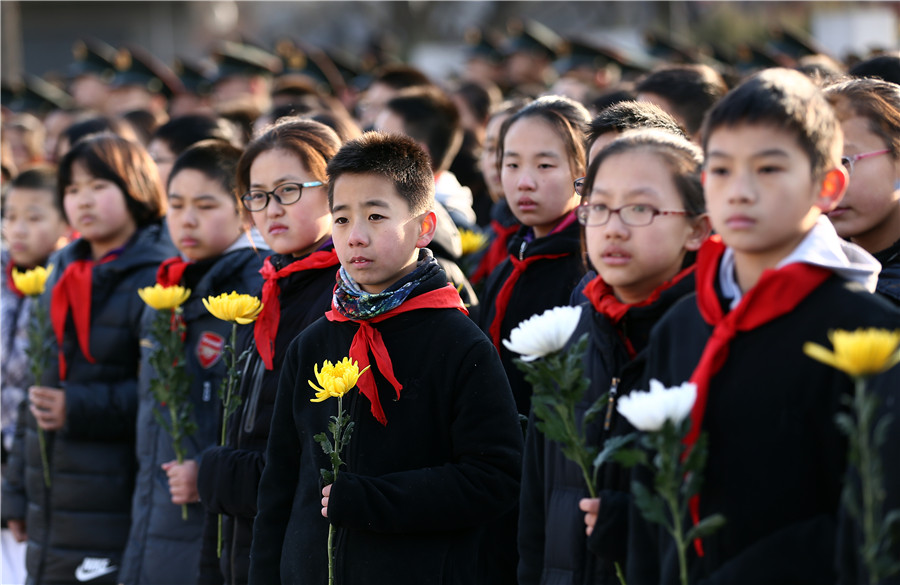 Estudiantes asisten a una ceremonia en el Museo de la Guerra de Resistencia China contra la Agresión Japonesa en Beijing, el 13 de diciembre de 2017. [Foto por Zou Hong / China Daily]
