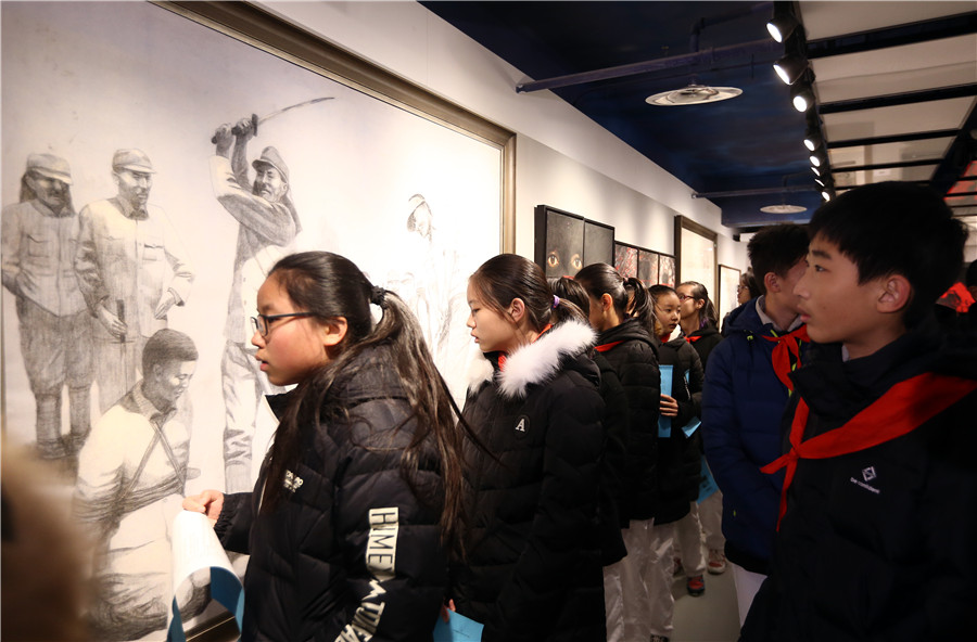 Los estudiantes observan las fotos en una exposición sobre la Masacre de Nanjing en el Museo de la Guerra de Resistencia China contra la Agresión Japonesa en Beijing, el 13 de diciembre de 2017. [Foto por Zou Hong / China Daily]