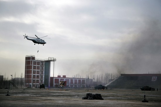 Oficiales de la Policía Armada de China y sus contrapartes rusos participan en un simulacro de lucha contra el terrorismo en Yinchuan, capital de la región autónoma Hui de Ningxia, el 13 de diciembre de 2017. WANG TAO / PARA CHINA DAILY