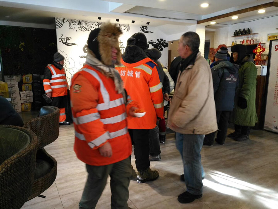 Los trabajadores de saneamiento comen gratis. [Foto proporcionada a chinadaily.com.cn]