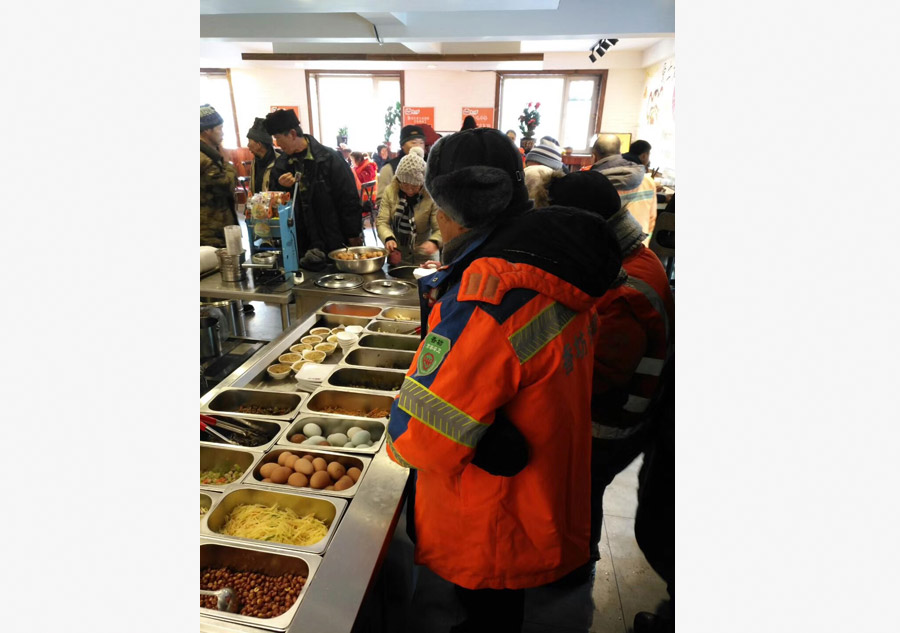 Los trabajadores de saneamiento comen gratis. [Foto proporcionada a chinadaily.com.cn]