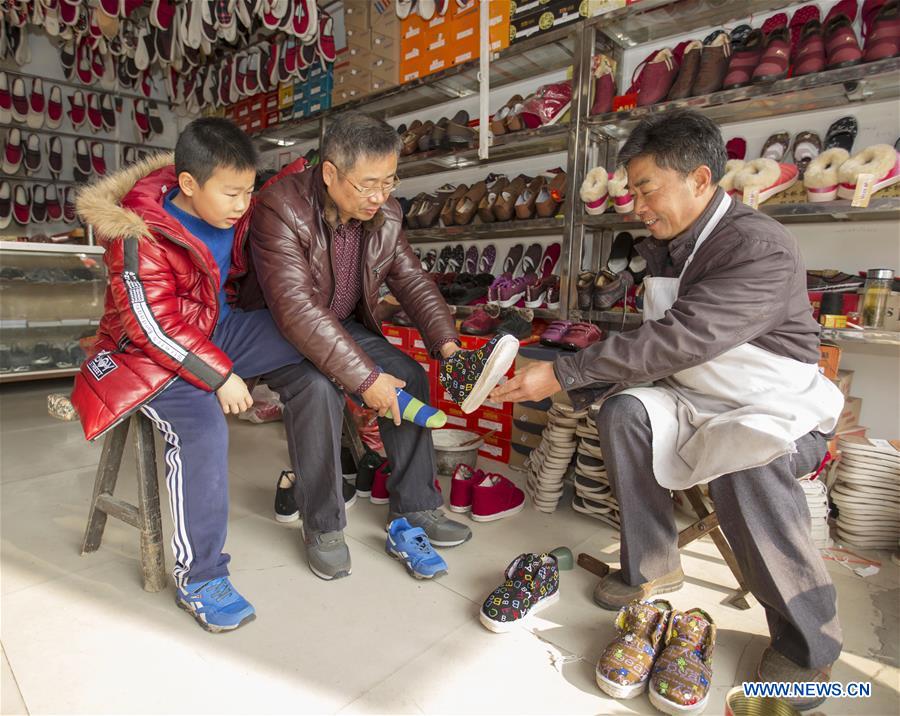 Los cómodos zapatos artesanales gozan de gran popularidad en Jiangsu