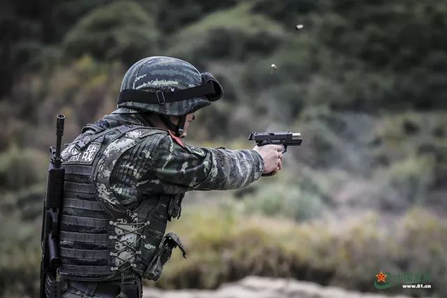 Soldados de combate especiales entrenan para disparar en Ningbo