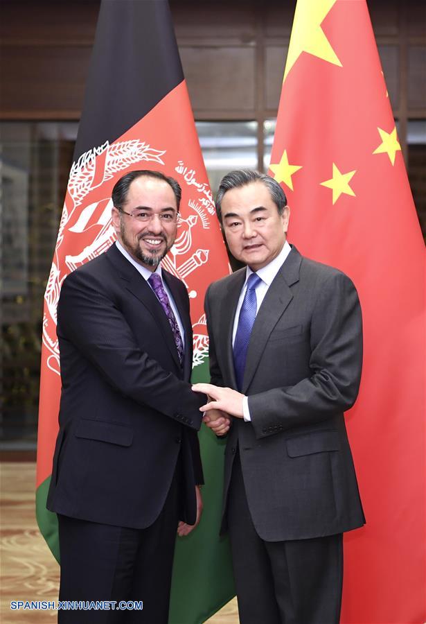 Cancilleres de China y Afganistán discuten cooperación bilateral
