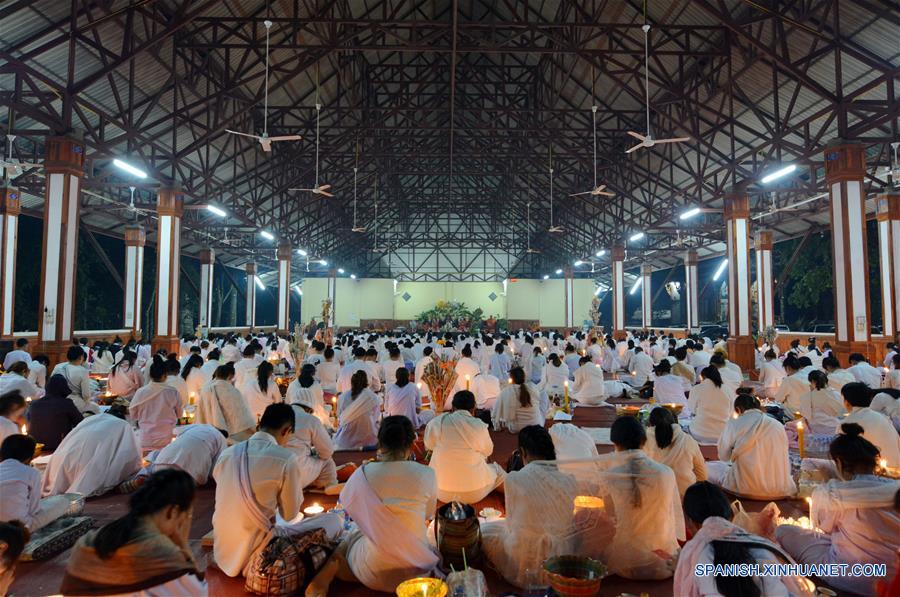 Laos: personas asisten a evento de oración por el Año Nuevo