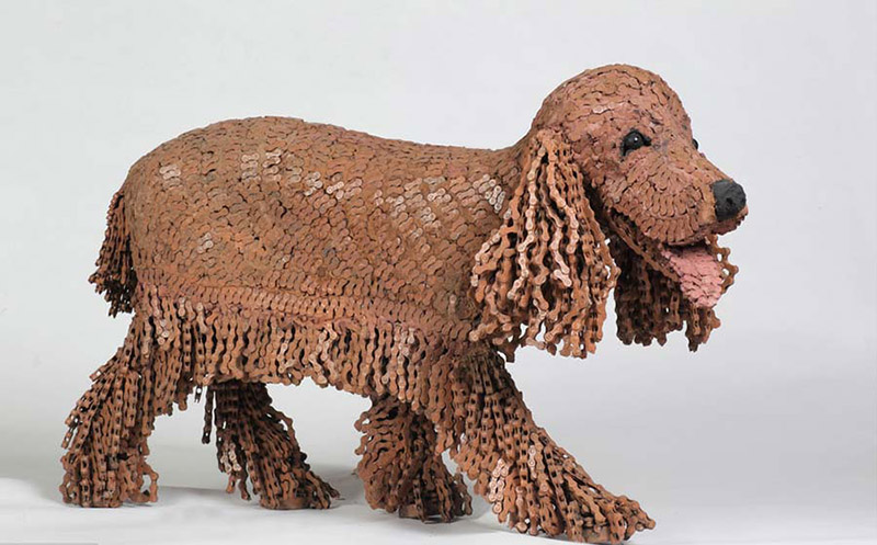 La artista israelí Nirit Levav Packer utiliza cadenas recicladas de bicicletas y otras piezas para crear esculturas de perros a tamaño natural. [Foto: IC]