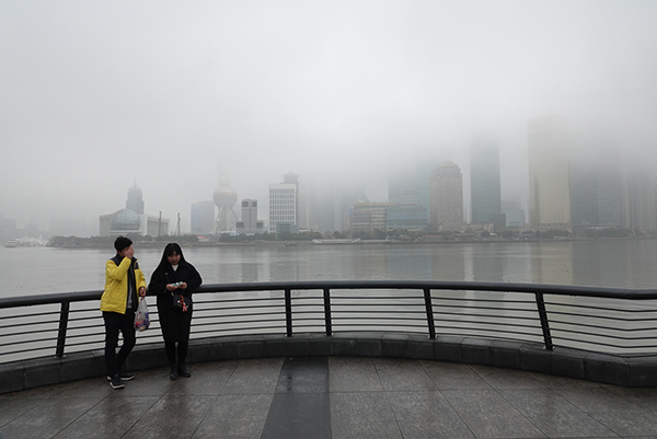 La densa neblina convierte a Shanghai en una pintura tradicional china