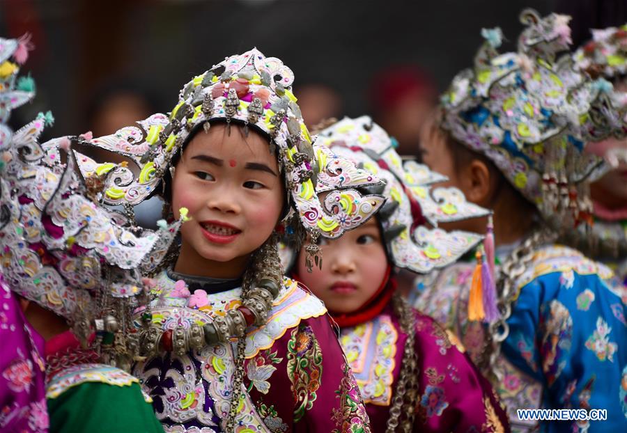 Los niños asisten al Festival Dong de Año Nuevo con sombreros tradicionales en Guizhou