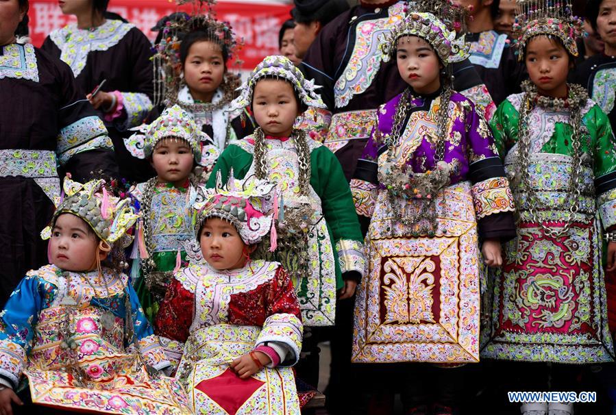 Los niños asisten al Festival Dong de Año Nuevo con sombreros tradicionales en Guizhou