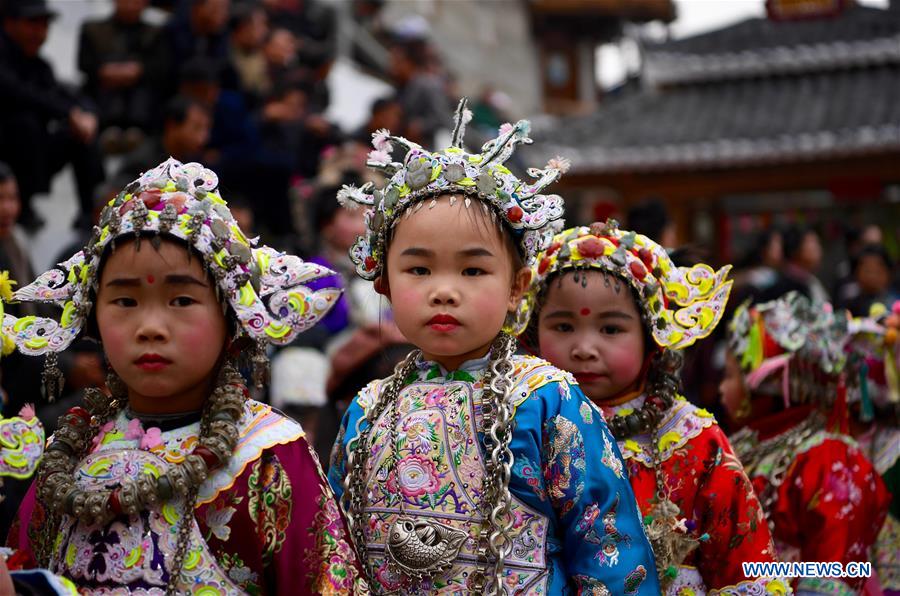 Los niños asisten al Festival Dong de Año Nuevo con sombreros tradicionales en Guizhou