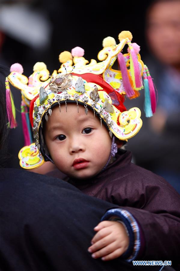 Los niños asisten al Festival Dong de Año Nuevo con sombreros tradicionales en Guizhou