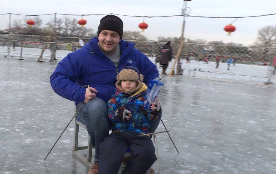 Patinaje sobre hielo en los lagos de Beijing muestra la pasión de la gente por los deportes de invierno