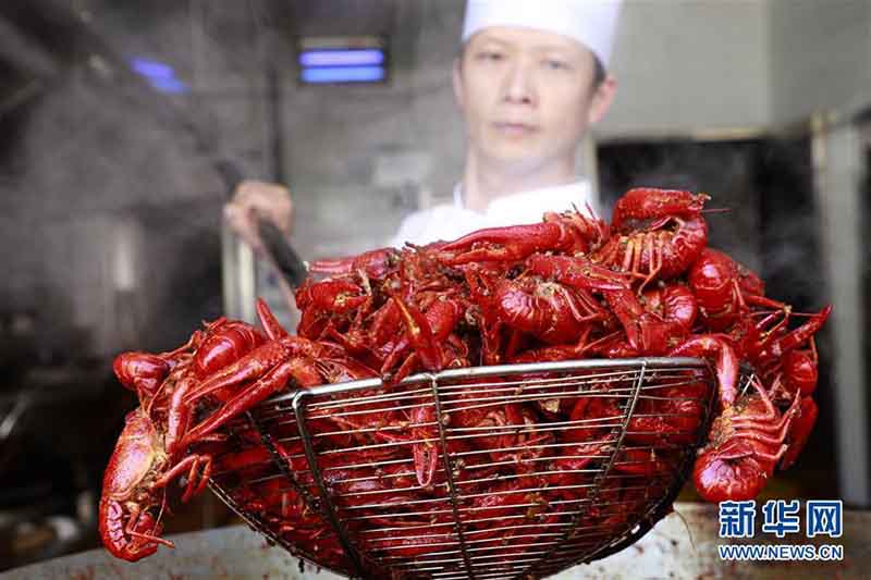 Maestros cocineros de Jiangsu preparan langostinos para saludar el Festival de Primavera