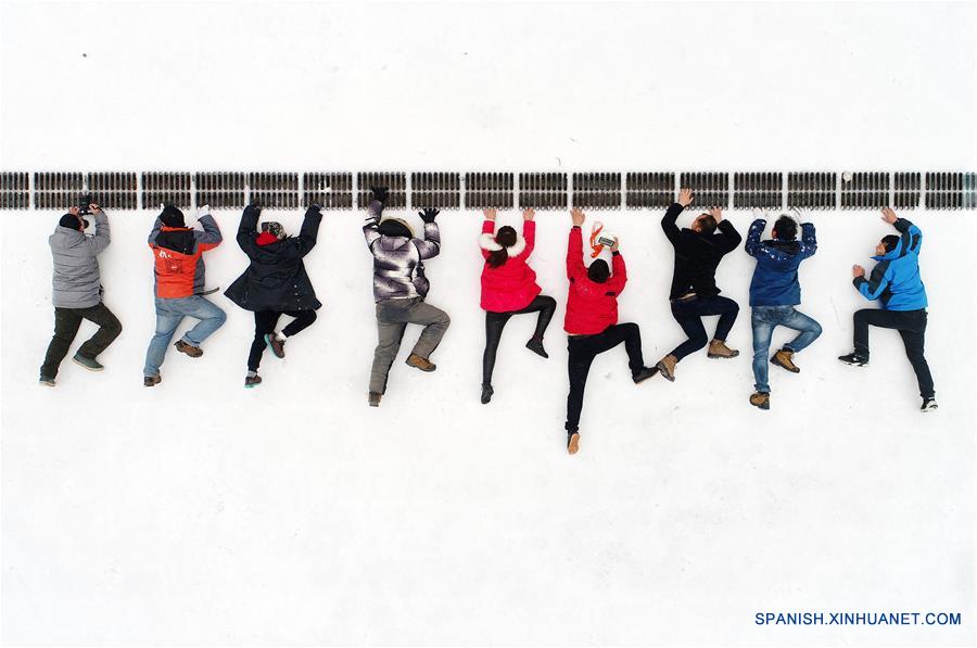 Personas posan para fotografías creativas después de nevada en Hunan