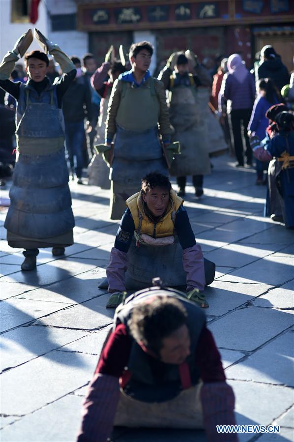 Peregrinos rezan delante del templo Jokhang en Lhasa, capital de la Región Autónoma del Tíbet. En visperas del Año Nuevo Tibetano, muchos peregrinos llegaron a Lhasa parapedir buenas cosechas y prosperidad. 26 de enero del 2018 (Foto: Chogo)