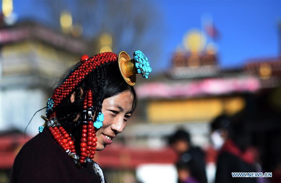 Una peregrina se prepara para entrar al templo Jokhang en Lhasa, capital de la Región Autónoma del Tíbet, el 26 de enero, 2018. En visperas del Año Nuevo Tibetano, muchos peregrinos llegaron a Lhasa parapedir buenas cosechas y prosperidad. 26 de enero del 2018 (Foto: Chogo)