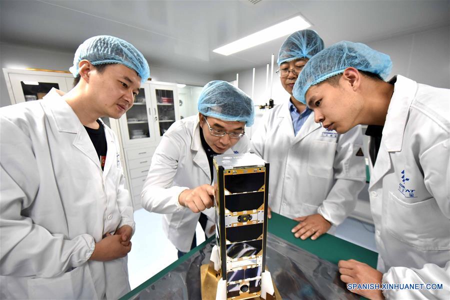China lanza su primer satélite compartido para la educación