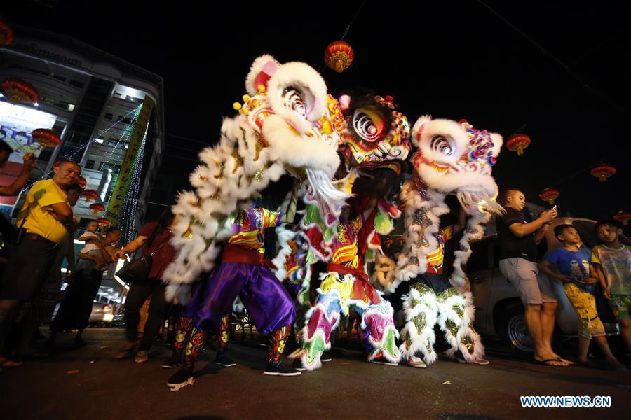 Varios bailarines realizan el baile del dragón durante una celebración para el próximo año nuevo chino en el barrio chino de Yangon, Myanmar, el 6 de febrero de 2018. El año nuevo chino se celebra el 16 de febrero de 2018. (Xinhua / U Aung)