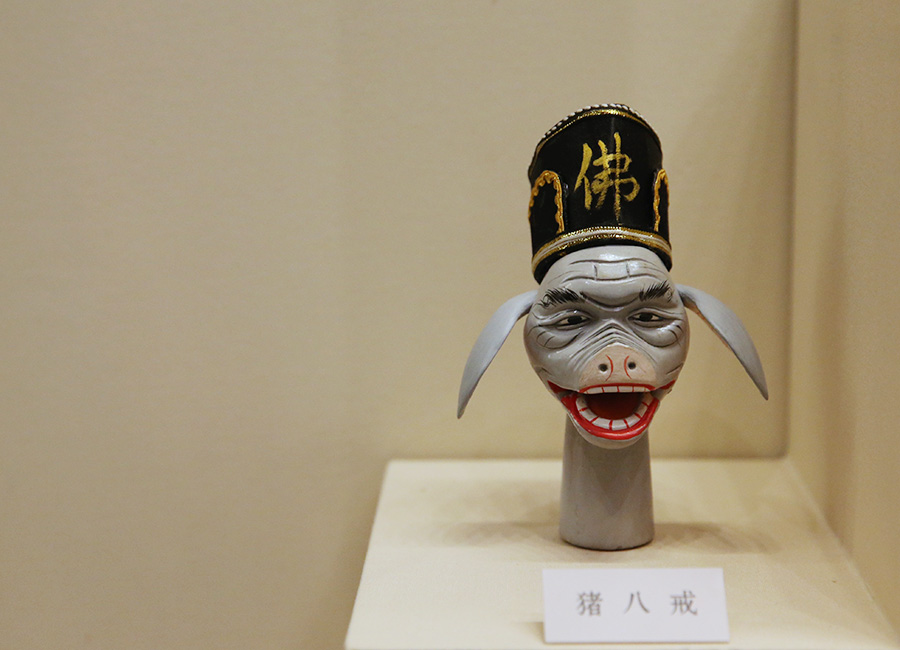 Sus obras ahora se usan en actuaciones de marionetas y para decorar templos, aunque también se han convertido en obras de arte para museos.[Foto de Jiang Dong / China Daily]