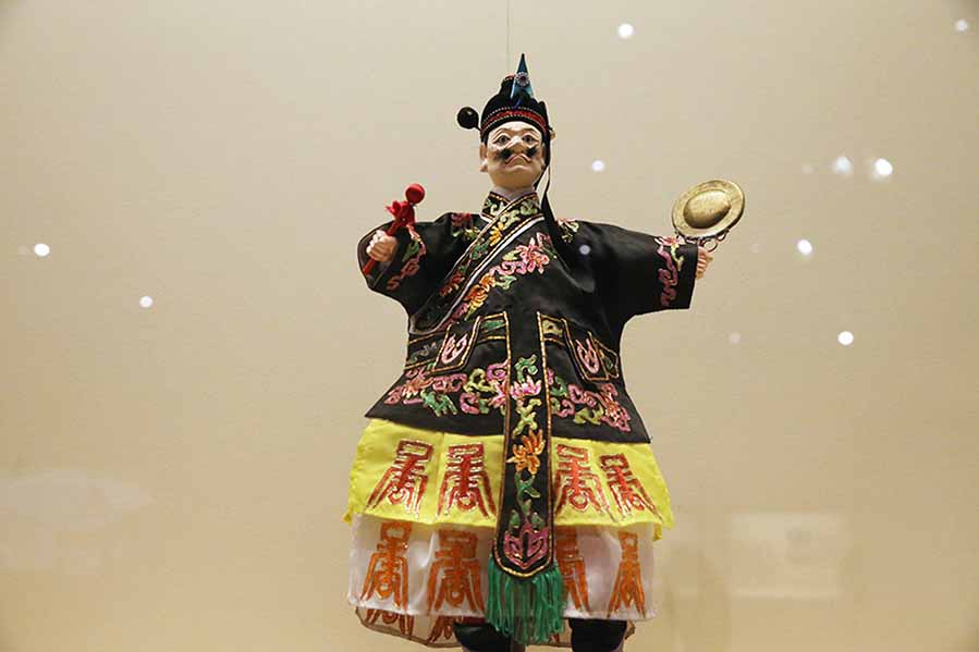 Una selección de marionetas hechas por Xu Zhuchu, la sexta generación de la familia de artesanos de apellido Xu, y su hijo XuQiang, se exhiben en una exposición conjunta en el Museo Nacional de China. [Foto de Jiang Dong / China Daily]