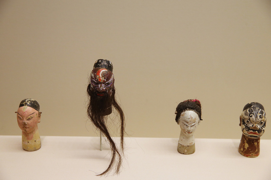 Sus obras ahora se usan en actuaciones de marionetas y para decorar templos, aunque también se han convertido en obras de arte para museos. [Foto de Jiang Dong / China Daily]
