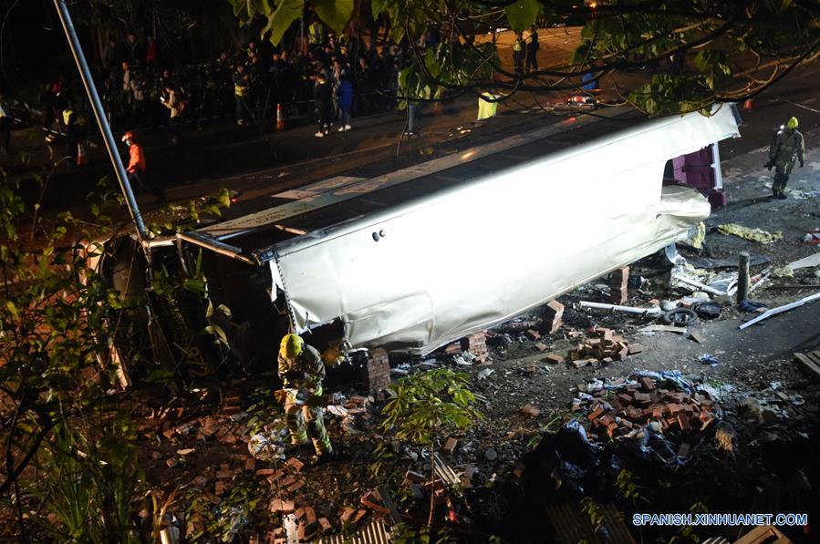 Accidente de autobús deja 18 muertos en Hong Kong