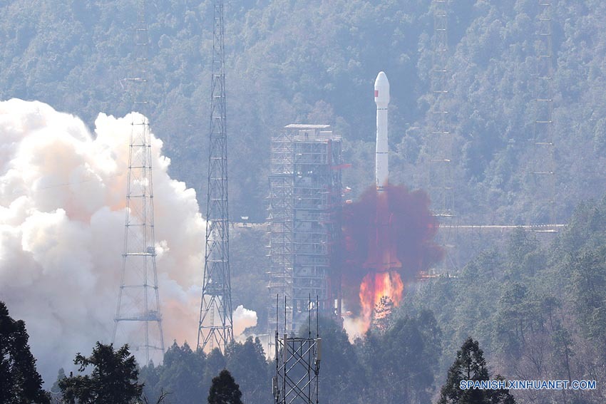 China pone en órbita dos satélites gemelos de navegación BeiDou-3