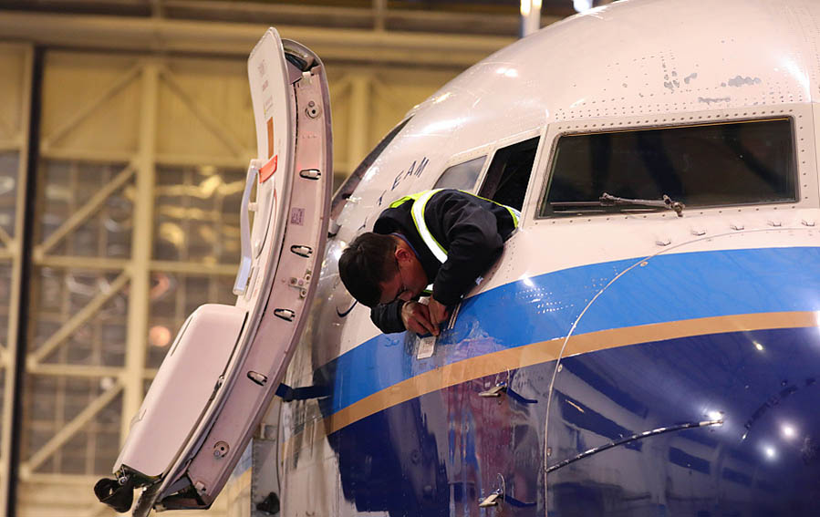 Un ingeniero revisa un avión en un centro de mantenimiento en la ciudad de Wuhan que trabaja para la aerolínea China Southern, provincia de Hubei, 9 de febrero del 2018. [Foto: VCG]