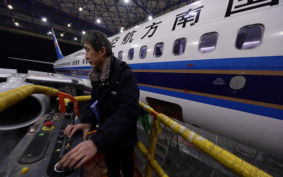 Un ingeniero trabaja en un centro de mantenimiento en la ciudad de Wuhan que trabaja para la aerolínea China Southern, provincia de Hubei, 9 de febrero del 2018. [Foto: VCG]