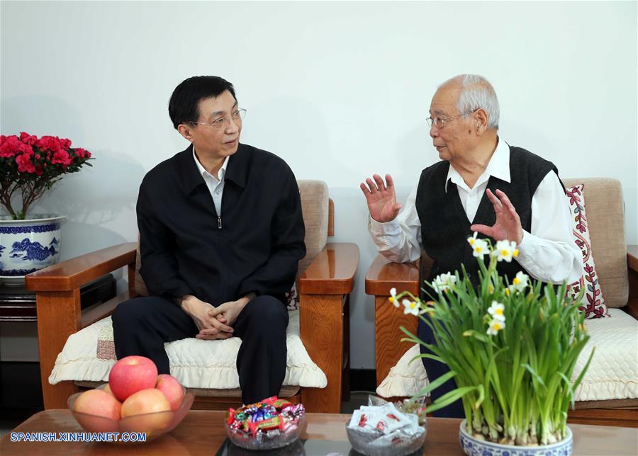 Alto cargo chino visita a científicos y trabajadores culturales en vísperas de Año Nuevo lunar