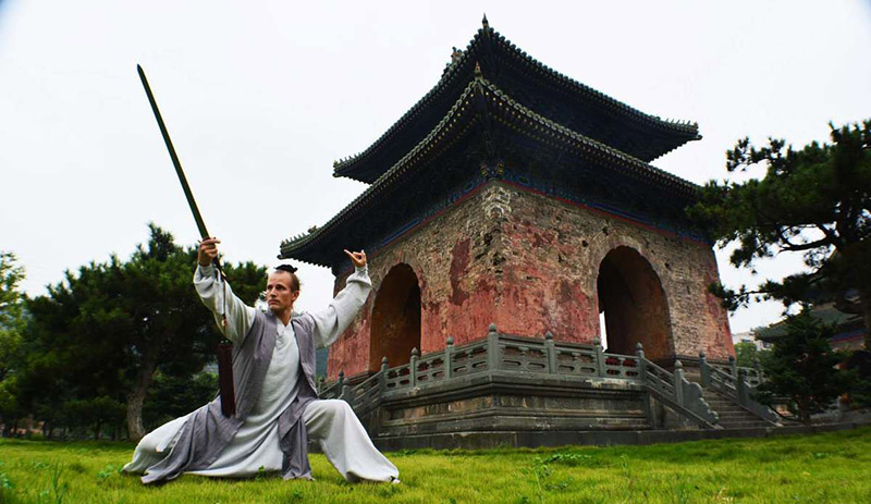 El estadounidense Jake Lee Pinnick practica kung fu en la montaña Wudang, donde se encuentra el famoso complejo de templos y monasterios taoístas. [Foto: Feng Yuxin]