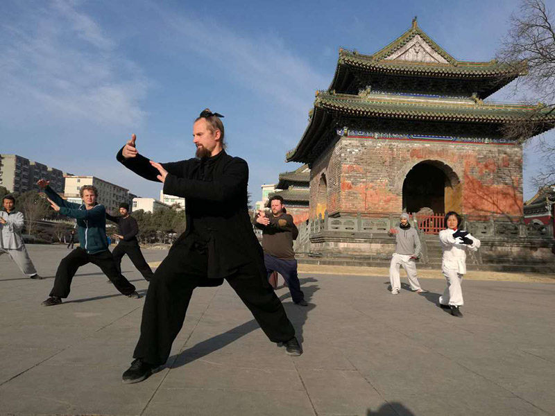 Pinnick (al centro) transmite la esencia del kung fu a sus estudiantes extranjeros. [Foto: Feng Yuxin]