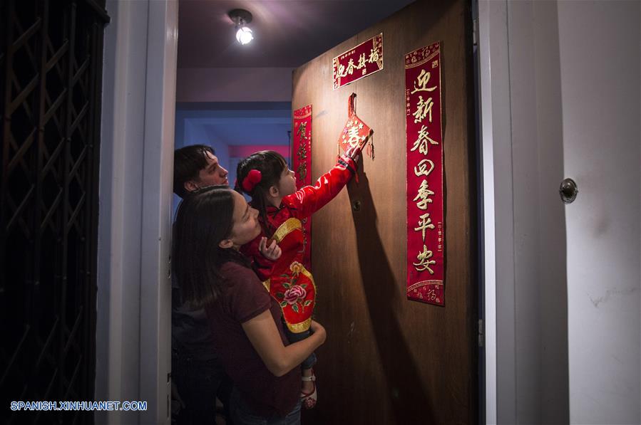 Familia sino-argentina celebra la tradición del Año Nuevo Chino