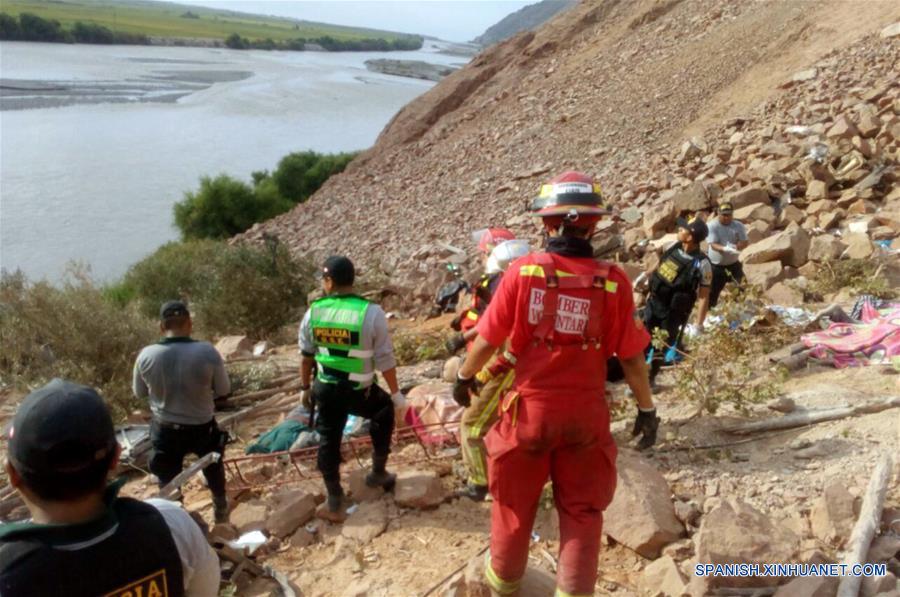 Aumenta a 44 cifra de muertos por accidente de autobús en sur de Perú