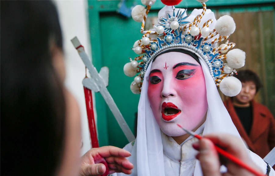 Gou Yixuan se maquilla antes de la presentación de Shehuo en Jixian, Zhouzhi, Xi'an, provincia de Shaanxi, 22 de febrero del 2018. [Foto: IC]
