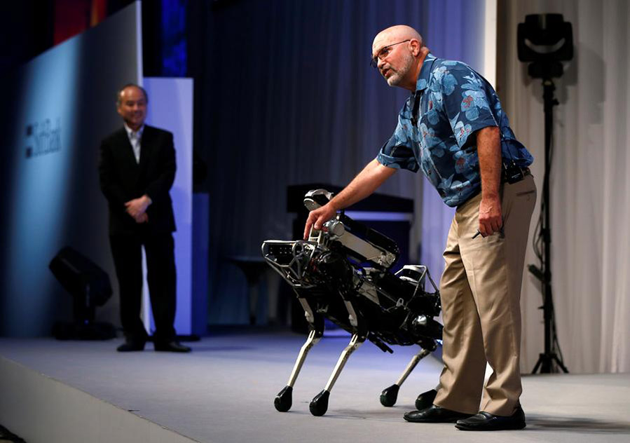Marc Raibert (a la derecha), fundador y director general de Boston Dynamics, presenta el perro robot SpotMini. [Foto: Agencias]