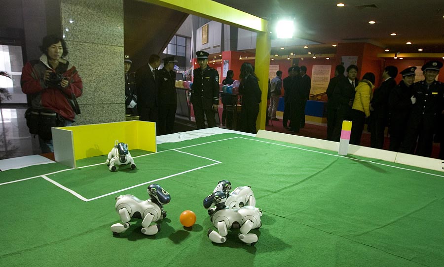 Perros robots juegan al fútbol durante una exposición sobre innovación tecnológica en Beijing, China. [Foto: VCG]