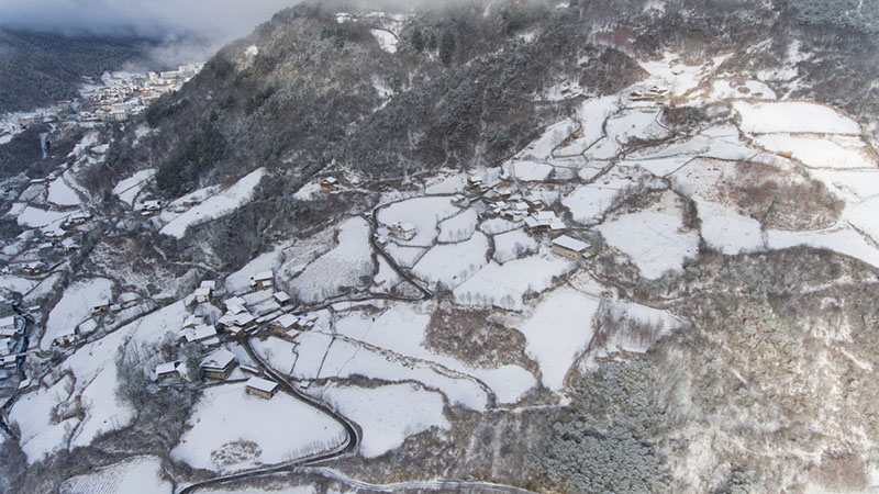 Foto del 24 de febrero de 2018 muestra el paisaje nevado del municipio de Qiaoqi, condado de Baoxing, provincia de Sichuan, al suroeste de China. [Foto / Xinhua]