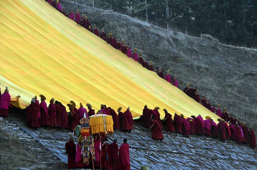 El “soleado del Buda" es una de las ceremonias anuales más importantes que se celebran en el monasterio de Labrang, provincia de Gansu, 28 de febrero del 2018. [Foto: Xinhua]