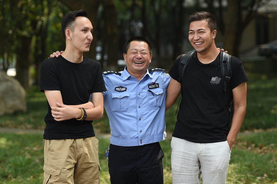 Un policía con el corazón de oro protege un campus universitario en Wuhan