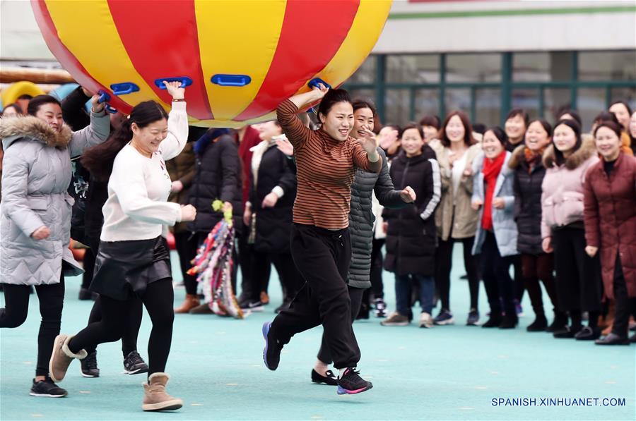 JIANGSU, marzo 7, 2018 (Xinhua) -- Trabajadoras participan en un juego llevado a cabo para celebrar el próximo Día Internacional de la Mujer, en la Escuela Primaria Jinhehua en el condado de Jinhu, provincia de Jiangsu, en el este de China, el 7 de marzo de 2018. (Xinhua/Chen Yibao) 
