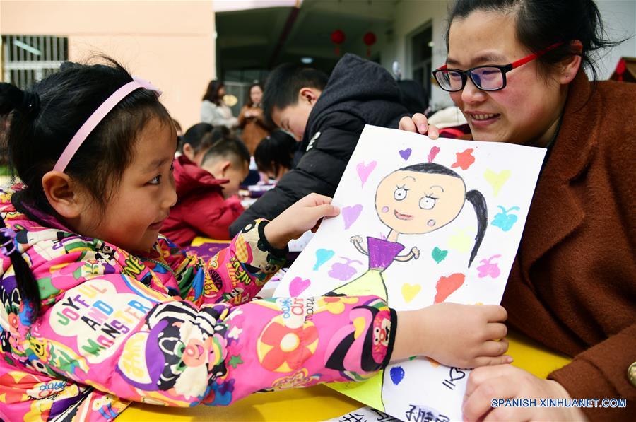 JIANGSU, marzo 7, 2018 (Xinhua) -- Imagen del 6 de marzo de 2018 de una niña entregando su dibujo a su madre durante una actividad llevada a cabo previo el Día Internacional de la Mujer, en el Jardín de Niños Chaoyanglou en la ciudad de Zhenjiang, provincia de Jiangsu, en el este de China. (Xinhua/Shi Yucheng)