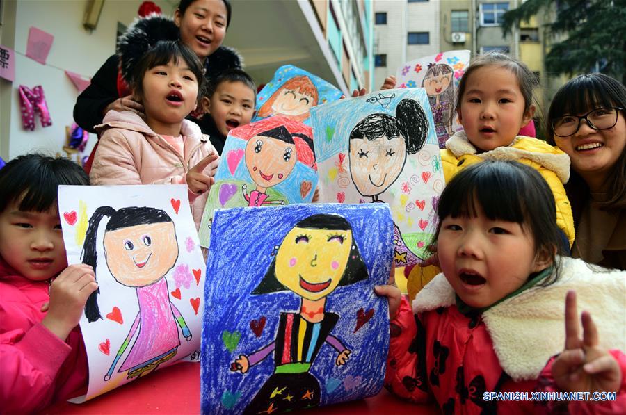 JIANGSU, marzo 7, 2018 (Xinhua) -- Imagen del 6 de marzo de 2018 de niños mostrando dibujos que representan a sus madres durante una actividad llevada a cabo previo el Día Internacional de la Mujer, en el Jardín de Niños Chaoyanglou en la ciudad de Zhenjiang, provincia de Jiangsu, en el este de China. (Xinhua/Shi Yucheng)