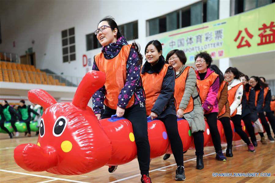 JIANGSU, marzo 7, 2018 (Xinhua) -- Trabajadoras participan en un juego llevado a cabo para celebrar el próximo Día Internacional de la Mujer, en el distrito de Ganyu en la ciudad de Lianyungang, provincia de Jiangsu, en el este de China, el 7 de marzo de 2018. (Xinhua/Si Wei) 