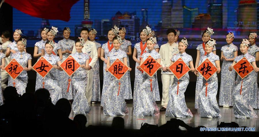 ZHEJIANG, marzo 7, 2018 (Xinhua) -- Trabajadoras participan en un desfile de moda de vestidos cheongsam llevado a cabo para celebrar el próximo Día Internacional de la Mujer, en el Palacio Cultural de los Trabajadores de Hangzhou, en Hangzhou, capital de la provincia de Zhejiang, en el este de China, el 7 de marzo de 2018. (Xinhua/Shi Jianxue)