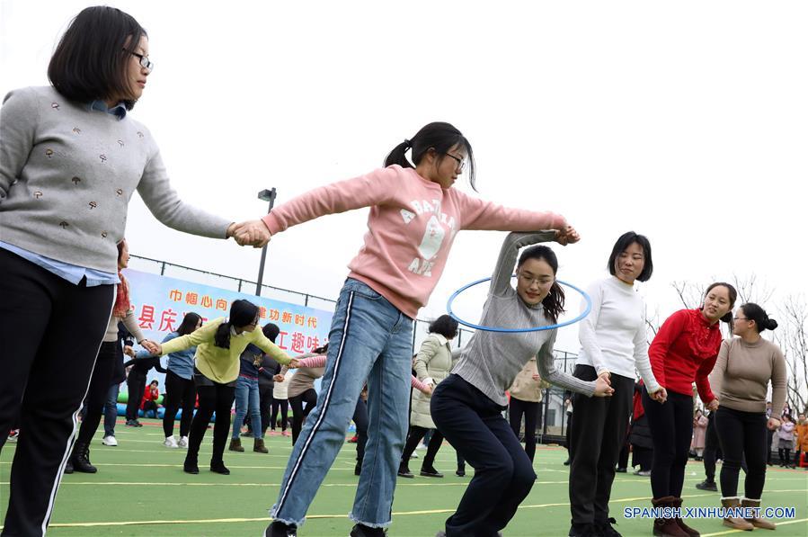 ANHUI, marzo 7, 2018 (Xinhua) -- Trabajadoras participan en un juego llevado a cabo para celebrar el próximo Día Internacional de la Mujer, en el condado de Quanjiao, provincia de Anhui, en el este de China, el 7 de marzo de 2018. (Xinhua/Yu Qiangyun)