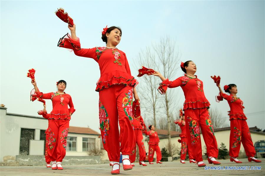 HEBEI, marzo 7, 2018 (Xinhua) -- Mujeres interpretan un baile aeróbico llevado a cabo para celebrar el próximo Día Internacional de la Mujer, en el municipio de Niutuo en el condado de Gu'an, provincia de Hebei, en el norte de China, el 7 de marzo de 2018. (Xinhua/Men Congshuo)