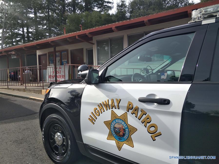 Una patrulla de la policía de tránsito parmanece en el exterior de un centro para veteranos, en el condado de Napa, en el norte del estado de California, Estados Unidos, el 9 de marzo de 2018. Un hombre armado tomó el viernes como rehenes a tres personas en un centro para veteranos de California y el incidente continúa, informaron medios locales. El Buró de Alcohol, Tabaco, Armas de Fuego y Explosivos (ATF, por sus siglas en inglés) dijo en Twitter que respondió a un tiroteo y a una situación de toma de rehenes en un centro para veteranos de Yountville. (Xinhua/Wu Xiaoling)