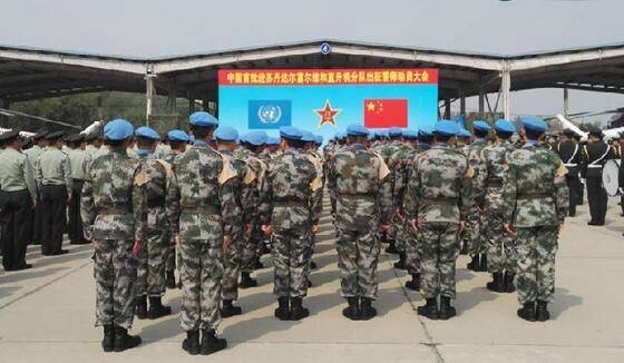 La Primera División de Helicópteros de la Fuerza China para el Mantenimiento de la Paz realiza la ceremonia del juramento. (Foto: página oficial de China Military)