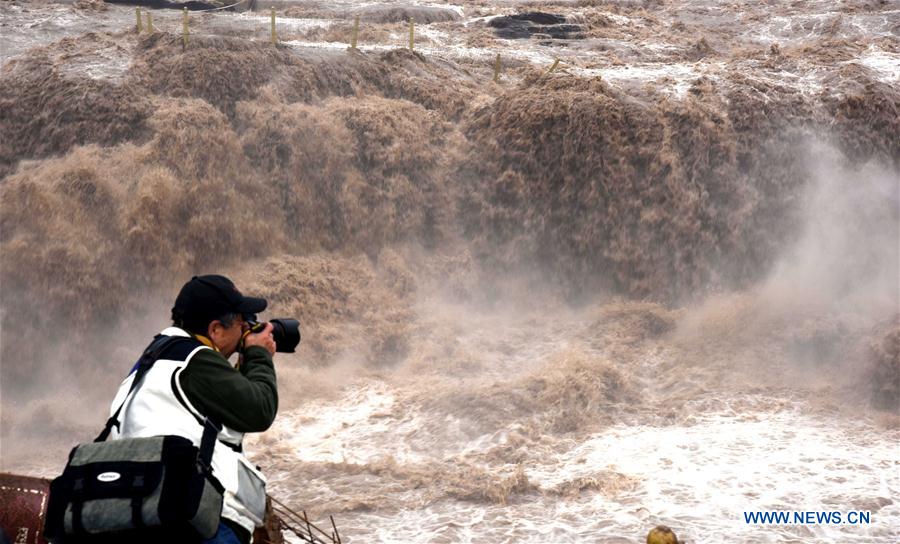 La majestuosa cascada Hukou del Río Amarillo luce sus mejores galas primaverales